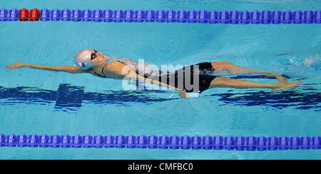 Simona Baumrtova de République tchèque participe à un groupe de femmes 200 mètres dos natation de chaleur au Jeux Olympiques d'été de 2012, le jeudi 2 août 2012, à Londres, en Grande-Bretagne. (Photo/CTK Radek Petrasek) Banque D'Images