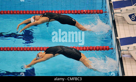 Simona Baumrtova de République tchèque participe à un groupe de femmes 200 mètres dos natation de chaleur au Jeux Olympiques d'été de 2012, le jeudi 2 août 2012, à Londres, en Grande-Bretagne. (Photo/CTK Radek Petrasek) Banque D'Images