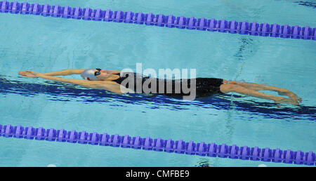 Simona Baumrtova de République tchèque participe à un groupe de femmes 200 mètres dos natation de chaleur au Jeux Olympiques d'été de 2012, le jeudi 2 août 2012, à Londres, en Grande-Bretagne. (Photo/CTK Radek Petrasek) Banque D'Images