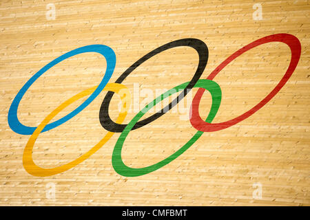 UK. 02.08.2012 Stratford, en Angleterre. Les anneaux olympiques sur la piste au cours de la compétition de cyclisme sur piste jour 6 des Jeux Olympiques de 2012 à Londres au vélodrome dans le parc olympique. Banque D'Images