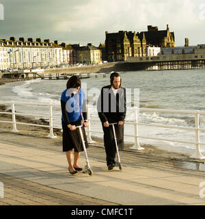 Pays de Galles Aberystwyth UK, 2 août 2012 un couple d'Hassid juifs orthodoxes, principalement de Manchester et Londres sur leurs deux semaines des vacances d'été. Ils restent ensemble dans le village étudiant à l'université. photo ©keith morris Banque D'Images