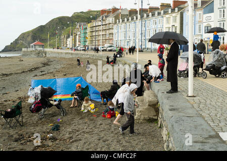 Pays de Galles Aberystwyth UK, 2 août 2012 Familles de juifs orthodoxes Hassid, principalement de Manchester et Londres sur leurs deux semaines des vacances d'été. Ils restent ensemble dans le village étudiant à l'université. photo ©keith morris Banque D'Images