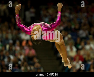 Le 2 août, 2012 - Londres, Angleterre, Royaume-Uni - GABRIELLE DOUGLAS, (USA) effectue à la poutre au concours général individuel des femmes dans les Jeux Olympiques de Londres en 2012 à la North Greenwich Arena. (Crédit Image : © Paul Kitagaki Jr./ZUMAPRESS.com) Banque D'Images