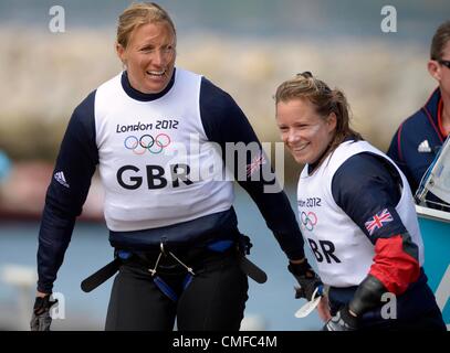 Jeux Olympiques 2012 : Voile, action pendant les Jeux Olympiques de 2012 à Londres au lieu de Weymouth et Portland, Dorset, Angleterre, Royaume-Uni. Hannah Mills et Saskia Clark de Grande-bretagne August 02nd, 2012 Photo par : DORSET MEDIA SERVICE Banque D'Images