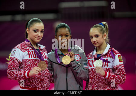 Gabrielle Douglas (USA) medlist d'or dans le concours général individuel des femmes avec Victoria Komova médaillée d'argent (RUS) et médaillé de bronze, l'Aliya Mustafina au Jeux Olympiques d'été 2012, Londres, Angleterre. Banque D'Images