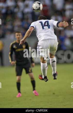 3 août 2012 - Carson, Californie, USA - Xavi Alonso, 14 du Real Madrid est à la tête de la balle comme ils ont joué les Los Angeles Galaxy dans le monde Football Challenge 2012 le jeudi, 2 août 2012 au Home Depot Center de Carson, en Californie. Le Real Madrid a battu la Galaxy 5-0. (Crédit Image : © Javier Rojas/Prensa Internacional/ZUMAPRESS.com) Banque D'Images