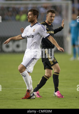 3 août 2012 - Carson, Californie, USA - David Beckham, 23 des Los Angeles Galaxy et Xavi Alonso du Real Madrid au cours de leur jeu dans le monde Football Challenge 2012 le jeudi, 2 août, 2012 at the Home Depot Center de Carson, en Californie. Le Real Madrid a battu la Galaxy 5-0. (Crédit Image : © Javier Rojas/Prensa Internacional/ZUMAPRESS.com) Banque D'Images