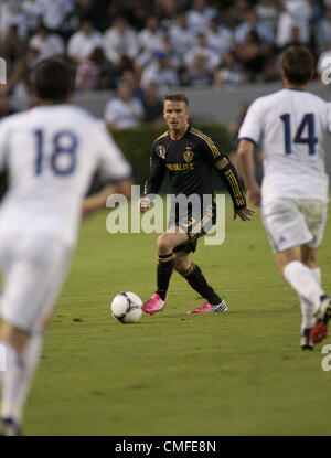 3 août 2012 - Carson, Californie, USA - David Beckham, 23 de la galaxie de Los Angeles entre deux défenseurs du Real Madrid au cours de leur jeu dans le monde Football Challenge 2012 le jeudi, 2 août, 2012 at the Home Depot Center de Carson, en Californie. Le Real Madrid a battu la Galaxy 5-0. (Crédit Image : © Javier Rojas/Prensa Internacional/ZUMAPRESS.com) Banque D'Images