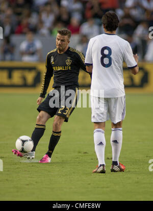 3 août 2012 - Carson, Californie, USA - David Beckham, 23 des Los Angeles Galaxy frappe un coup franc indirect en face de Kaka, 8 du Real Madrid au cours de leur jeu dans le monde Football Challenge 2012 le jeudi, 2 août, 2012 at the Home Depot Center de Carson, en Californie. Le Real Madrid a battu la Galaxy 5-0. (Crédit Image : © Javier Rojas/Prensa Internacional/ZUMAPRESS.com) Banque D'Images