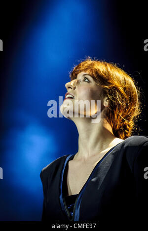 3 août 2012 - Toronto, Ontario, Canada - FLORENCE WELCH du groupe de rock indépendant anglais ''Florence  + the Machine'' effectue sur scène à l'Amphithéâtre Molson Canadian à Toronto (crédit Image : ©/ZUMAPRESS.com) Vidyashev Igor Banque D'Images