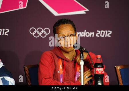 02.08.2012 Coventry, en Angleterre. Conférence de presse. Espérons que Powell (GB) a été de l'équipe Coach lèvres serrées quand on lui a demandé si elle se plaignait du fait que l'équipe de la formation a été annulée à la ville de Coventry Stadium. Credit : Action Plus de Sports / Alamy Live News Banque D'Images