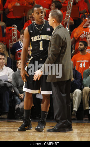 Le 8 février 2012 - Charlottesville, VA, USA - Service l'entraîneur-chef Jeff Bzdelik Forêt parle avec service garde forestier Tony Chennault (1) au cours d'un match de basket-ball du collège de l'ACC à l'encontre de Virginie à Charlottesville, Virginie Virginie battu 68-44 Wake Forest. (Crédit Image : © Andrew Shurtleff/ZUMAPRESS.com) Banque D'Images