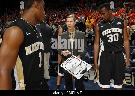 Le 4 juillet 2012 - Charlottesville, VA, USA - Service l'entraîneur-chef Jeff Bzdelik Forêt parle avec service garde forestier Tony Chennault (1) l'avant Travis McKie (30) au cours d'un match de basket-ball du collège de l'ACC à l'encontre de Virginie à Charlottesville, Virginie Virginie battu 68-44 Wake Forest. (Crédit Image : © Andrew Shurtleff/ZUMAPRESS.com) Banque D'Images