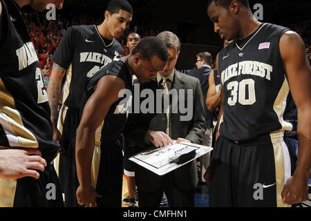 Le 4 juillet 2012 - Charlottesville, VA, USA - Service l'entraîneur-chef Jeff Bzdelik Forêt parle avec service garde forestier Tony Chennault (1) l'avant Travis McKie (30) au cours d'un match de basket-ball du collège de l'ACC à l'encontre de Virginie à Charlottesville, Virginie Virginie battu 68-44 Wake Forest. (Crédit Image : © Andrew Shurtleff/ZUMAPRESS.com) Banque D'Images