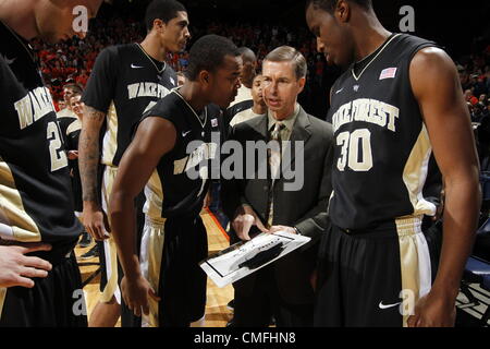 Le 4 juillet 2012 - Charlottesville, VA, USA - Service l'entraîneur-chef Jeff Bzdelik Forêt parle avec service garde forestier Tony Chennault (1) l'avant Travis McKie (30) au cours d'un match de basket-ball du collège de l'ACC à l'encontre de Virginie à Charlottesville, Virginie Virginie battu 68-44 Wake Forest. (Crédit Image : © Andrew Shurtleff/ZUMAPRESS.com) Banque D'Images