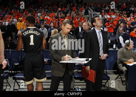 Le 4 juillet 2012 - Charlottesville, VA, USA - Service l'entraîneur-chef Jeff Bzdelik de forêt est courtside pendant un match de basket-ball du collège de l'ACC à l'encontre de Virginie à Charlottesville, Virginie Virginie battu 68-44 Wake Forest. (Crédit Image : © Andrew Shurtleff/ZUMAPRESS.com) Banque D'Images
