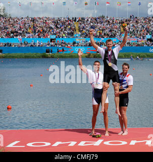 Eton Dorney, UK. Vendredi 3 août 2012. La République tchèque Ondrej Synek, gauche, qui a gagné une médaille d'argent, et la société britannique Alan Campbell, droite, qui a remporté une médaille de bronze, relever l'or olympique néo-zélandais Mahe Drysdale durant la cérémonie de remise des prix pour le skiff d'aviron à Eton Dorney, près de Windsor, en Grande-Bretagne, au Jeux Olympiques d'été de 2012, le vendredi 3 août 2012. (Photo/CTK Radek Petrasek) Banque D'Images