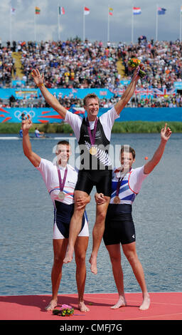 Eton Dorney, UK. Vendredi 3 août 2012. La République tchèque Ondrej Synek, gauche, qui a gagné une médaille d'argent, et la société britannique Alan Campbell, droite, qui a remporté une médaille de bronze, relever l'or olympique néo-zélandais Mahe Drysdale durant la cérémonie de remise des prix pour le skiff d'aviron à Eton Dorney, près de Windsor, en Grande-Bretagne, au Jeux Olympiques d'été de 2012, le vendredi 3 août 2012. (Photo/CTK Radek Petrasek) Banque D'Images