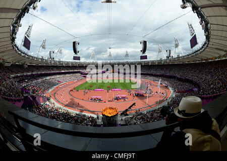 Eton Dorney, UK. Vendredi 3 août 2012. La flamme des Jeux Olympiques sur le premier jour de l'athlétisme dans le stade olympique au Jeux Olympiques d'été de 2012, Londres, Grande-Bretagne le vendredi, 3 août 2012. (Photo/CTK Michal Kamaryt) Banque D'Images