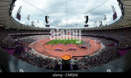 Eton Dorney, UK. Vendredi 3 août 2012. La flamme des Jeux Olympiques sur le premier jour de l'athlétisme dans le stade olympique au Jeux Olympiques d'été de 2012, Londres, Grande-Bretagne le vendredi, 3 août 2012. (Photo/CTK Michal Kamaryt) Banque D'Images