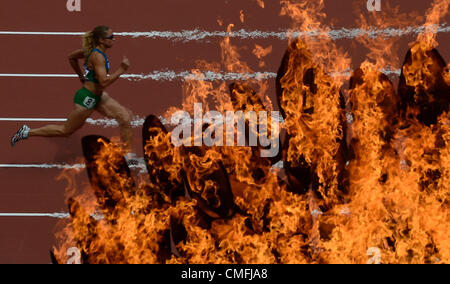 Eton Dorney, UK. Vendredi 3 août 2012. Un coureur passe par la flamme des Jeux Olympiques sur le premier jour de l'athlétisme dans le stade olympique au Jeux Olympiques d'été de 2012, Londres, Grande-Bretagne le vendredi, 3 août 2012. (Photo/CTK Michal Kamaryt) Banque D'Images