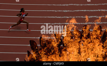 Eton Dorney, UK. Vendredi 3 août 2012. Un coureur passe par la flamme des Jeux Olympiques sur le premier jour de l'athlétisme dans le stade olympique au Jeux Olympiques d'été de 2012, Londres, Grande-Bretagne le vendredi, 3 août 2012. (Photo/CTK Michal Kamaryt) Banque D'Images