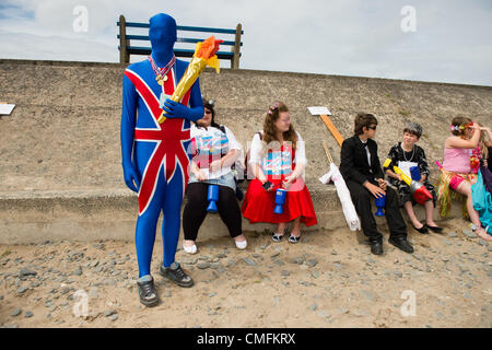 Des scènes colorées sur un après-midi d'été. Les personnes en attente de jugement dans les diverses catégories de déguisements à l'assemblée annuelle du village de Borth carnival Ceredigion, West Wales UK 3 août 2012 photo ©keith morris Banque D'Images