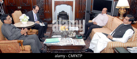 Premier Ministre, Raja Pervez Ashraf parle avec Badrudin Chaudhry membre du CCE au cours de réunion à La Maison du Gouverneur à Lahore le Vendredi, Août 03, 2012. Gouverneur du Pendjab, Sardar Latif Khosa également vu en photo Banque D'Images