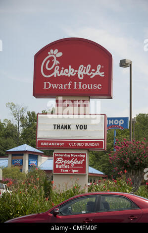 3 août 2012 - Jonesboro, GA - un 'Poussin-fil-Un restaurant près de la maison du fondateur au sud d' Atlanta posts un signe de remercier les milliers de clients qui ont montré leur soutien sur l'officieux "Chick-fil-A' la Journée de reconnaissance de cette semaine. La chaîne privée a connu d'affaires record, bien que la couverture médiatique sur cet aspect a été mince, selon des observateurs..''..vous ne savez rien sur la phénomène national par la lecture de la première page de la plupart des pays, les principaux journaux. Il n'y a aucune mention de Chick-fil-A la une du New York Times, Wall St Banque D'Images