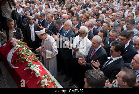 03 août 2012 Les funérailles de Ülkü Adatepe, la fille du fondateur de la République de Turquie, Mustafa Kemal Atatürk, est célébré à İstanbul Turquie Banque D'Images