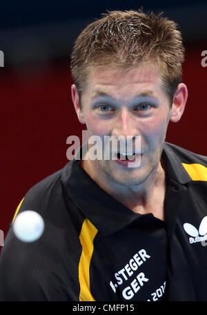 03.08.2012. Londres en Angleterre. Bastian Steger de l'Allemagne en action contre Persson de la Suède au cours de l'équipe masculine première série de l'événement de tennis de table dans ExCeL Arena au les Jeux Olympiques de 2012 à Londres, Londres Banque D'Images