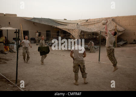 Le 2 août 2012. - Zharay District, Province de Kandahar, Afghanistan - Des soldats du 3e Peloton, la Compagnie Charlie, 1-17 Infanterie, jouer au volley-ball à Fortin Painkilla dans Zharay District, Province de Kandahar, le jeudi, Août 2, 2012. (Crédit Image : ¬© ANDREW A. Nelles/ZUMA Press) Banque D'Images