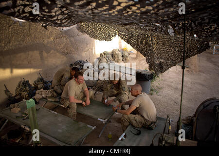 Le 2 août 2012. - Zharay District, Province de Kandahar, Afghanistan - Des soldats du 3e Peloton, la Compagnie Charlie, 1-17 Infanterie, jouer aux cartes en Zharay Point fort Painkilla District, Province de Kandahar, le jeudi, Août 2, 2012. (Crédit Image : ¬© ANDREW A. Nelles/ZUMA Press) Banque D'Images