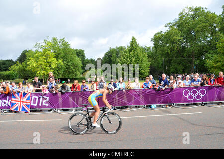 Hyde Park, London, UK. 4 août 2012. La women's triathlon, le cycle de concurrents leur chemin autour de Hyde Park. Banque D'Images