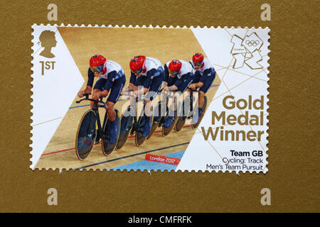 UK Samedi 4 août 2012. Stamp à l'honneur médaille d'équipe gagnante GO Cyclisme sur Piste Poursuite par équipe Hommes - Steven Burke, Ed Clancy, Geraint Thomas et Peter Kennaugh. Timbre acheté et collé sur l'or olympique à envoyer à supporter. Banque D'Images