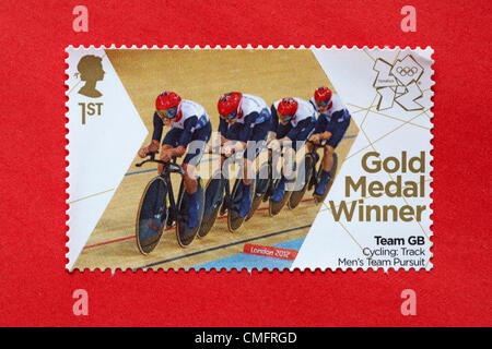 UK Samedi 4 août 2012. Stamp à l'honneur médaille d'équipe gagnante GO Cyclisme sur Piste Poursuite par équipe Hommes - Steven Burke, Ed Clancy, Geraint Thomas et Peter Kennaugh. Timbre acheté et bloqué sur le rouge à envoyer à supporter olympique. Banque D'Images