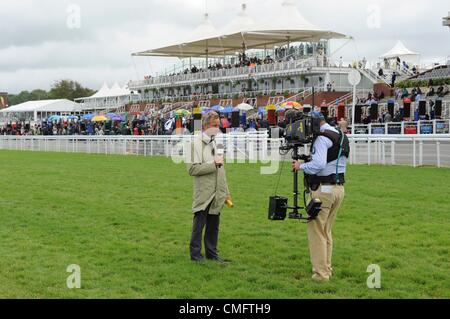 04.08.2012 Goodwood, Chichester, Angleterre. John Francome comentating au cours de gardiens Cup Day at the Glorious Goodwood Festival. Banque D'Images