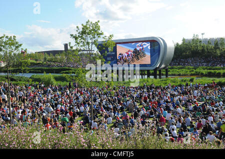 La foule profiter du soleil et profiter de la couverture télé en direct des Jeux olympiques au parc vivent dans le Parc olympique de Londres 2012, le vendredi 3 août 2012. Banque D'Images