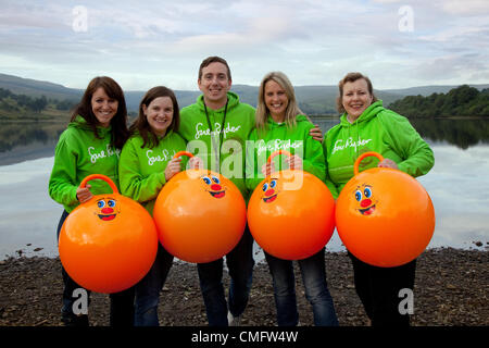 Le Yorkshire, UK. L'équipe des organisateurs Donna Woodman, Kym Hammond, Charlotte Stern, Joseph Clark-Bland, et Sarah Jane Meyers à semer l'eau près du beau village de North Yorkshire Hawes. Le Sue Ryder plongeon dans le North Yorkshire Dales, à 1,6 km de natation en eau libre de bienfaisance annuelle tenue le samedi 4 août, 2012 Banque D'Images