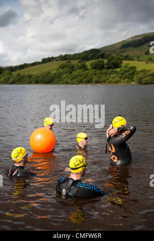 Nageurs caritatifs dans le Yorkshire, Royaume-Uni. Semer Water est le plus grand lac naturel du Yorkshire, près du magnifique village de Hawes, dans le nord du Yorkshire. Les concurrents de la Sue Ryder DIP dans les North Yorkshire Dales, une baignade caritative annuelle d'un kilomètre qui se tient le samedi 4th août 2012 Banque D'Images