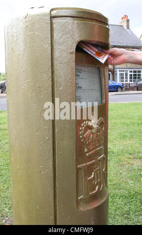 Stotfold, Bedfordshire, Angleterre - Pour marquer Victoria Pendleton's médaille d'or olympique en remportant le rendement du cyclisme féminin Keirin, Royal Mail a peint une boîte postale dans sa ville natale de Stotfold, Bedfordshire, médaille d'or. De plus, pour célébrer le 8ème GO Équipe Médaille d'or aux Jeux Olympiques de 2012 à Londres, un autre timbre de la Royal Mail Gold Collection a été produit. Les timbres seront en vente dans plus de 500 succursales à travers le bureau de poste UK - 4 août 2012 Photo par Keith Mayhew Banque D'Images