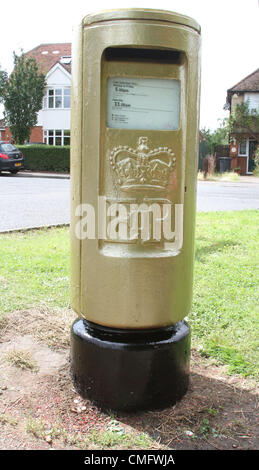 Stotfold, Bedfordshire, Royaume-Uni. Samedi 4 août 2012. Pour marquer Victoria Pendleton's médaille d'or olympique en remportant le rendement du cyclisme féminin Keirin, Royal Mail a peint une boîte postale dans sa ville natale de Stotfold, Bedfordshire, médaille d'or. De plus, pour célébrer le 8ème GO Équipe Médaille d'or aux Jeux Olympiques de 2012 à Londres, un autre timbre de la Royal Mail Gold Collection a été produit. Les timbres seront en vente dans plus de 500 succursales à l'échelle du bureau de poste au Royaume-Uni. Banque D'Images