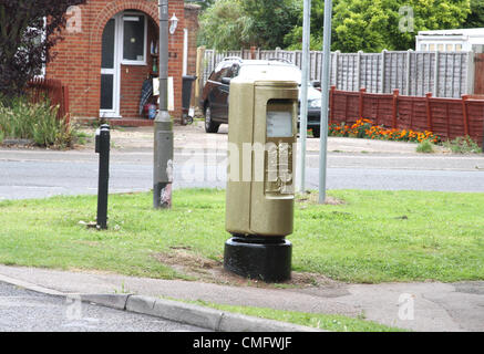 Stotfold, Bedfordshire, Royaume-Uni. Samedi 4 août 2012. Pour marquer Victoria Pendleton's médaille d'or olympique en remportant le rendement du cyclisme féminin Keirin, Royal Mail a peint une boîte postale dans sa ville natale de Stotfold, Bedfordshire, médaille d'or. De plus, pour célébrer le 8ème GO Équipe Médaille d'or aux Jeux Olympiques de 2012 à Londres, un autre timbre de la Royal Mail Gold Collection a été produit. Les timbres seront en vente dans plus de 500 succursales à l'échelle du bureau de poste au Royaume-Uni. Banque D'Images