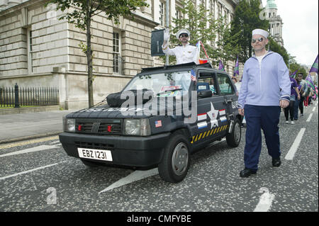 Membre de la communauté LGBT dans un dereesed forme uniforme des officiers d'un toit ouvrant ouvert un siège de voiture qui est décoré comme un United States of America véhicule Marine. Le long de la voiture est un homme habillé comme un marin américain à la Belfast 2012 Pride Festival, tenu à Custom House Square. Belfast, Belfast L'orgueil est le plus grand défilé de carnaval communautaire croix à Belfast. Le thème cette année était 'fierté en mer" ! Banque D'Images