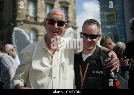 Deux représentant un homme habillé avec des ailes d'Ange d'or 2012 au festival de la fierté de Belfast, tenue à Custom House Square. Belfast, samedi 4 août 2012. L'Assemblée annuelle de la fierté de Belfast est le plus grand défilé de carnaval communautaire croix à Belfast. Le thème cette année était 'fierté en mer" ! Banque D'Images