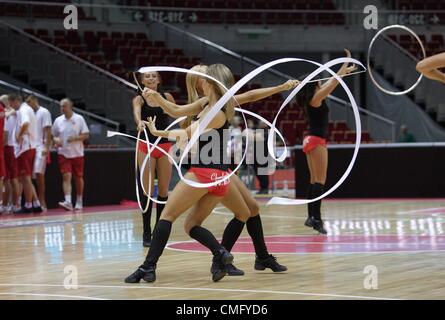 Sopot, Pologne 4th, Août 2012 International Cup Panier de Sopot. L'équipe de meneurs de danse Flex Sopot effectuer pendant la mi-temps. Banque D'Images