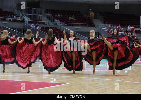 Sopot, Pologne 4th, Août 2012 International Cup Panier de Sopot. L'équipe de meneurs de danse Flex Sopot effectuer pendant la mi-temps. Banque D'Images