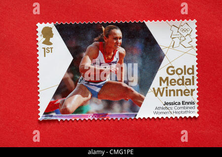 UK Dimanche 5 août 2012. Stamp à l'honneur Jessica Ennis le médaillé d'or en athlétisme Heptathlon femmes combiné événement. Timbre acheté et collé sur l'enveloppe rouge à envoyer à supporter olympique. Banque D'Images