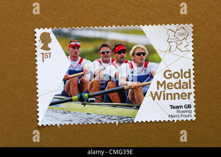 UK Dimanche 5 août 2012. Stamp à l'honneur médaille d'équipe gagnante GO Rowing Men's 4 événement - Andrew Triggs Hodge, Pete Reed, Tom James et Alex Gregory. Timbre acheté et collé sur l'or olympique à envoyer à supporter. Banque D'Images