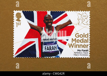 UK Dimanche 5 août 2012. Stamp à honneur médaillé d Mo Farah dans la piste d'athlétisme men's 10 000 m. Timbre acheté et collé sur l'or olympique à envoyer à supporter. Banque D'Images